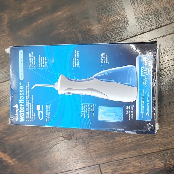 WATERPIK cordless plus water flosser with 7 tips used with original box - Picture 2 of 4